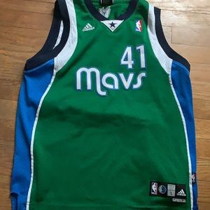 Classic dirk Nowitzski jersey, stitched and in premium condition!